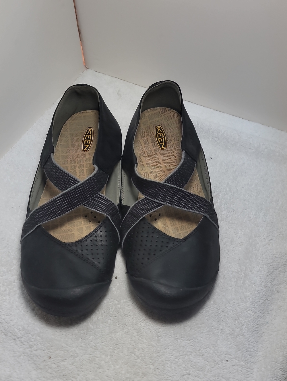 KEEN Black Women's Leather  Cross-Strap Slip-On Flats Size 11 - EUC. 308